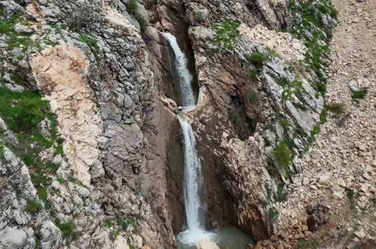 Tut ilçesindeki şelaleler coştu 