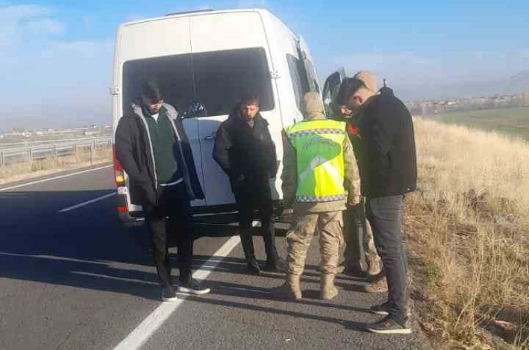 Tutak’ta trafik kazası; biri ağır üç yaralı 