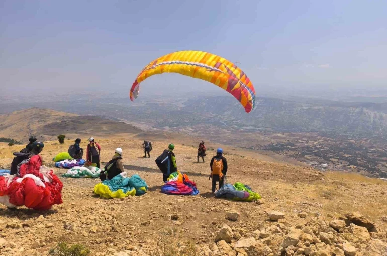 Tut’un termalleri paraşütçüleri gökyüzünde tuttu 