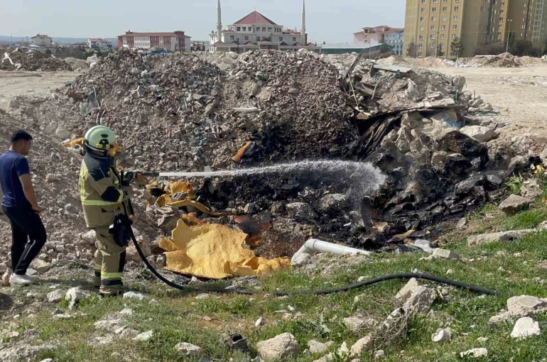 Tutuşan atık malzemeler itfaiye ekiplerince söndürüldü 