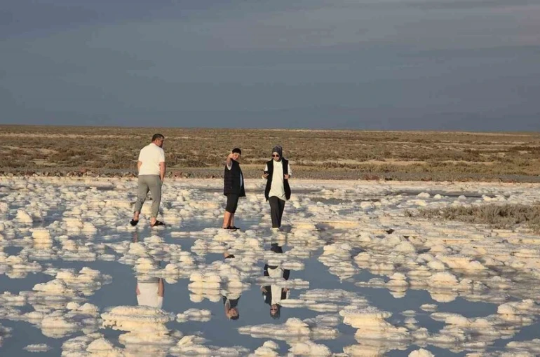 Tuz Gölü’nde sular çekildi, Pamukkale travertenlerini andırdı 