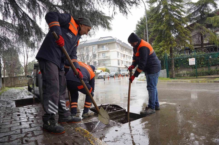 Tuzla Belediyesi yağışa karşı sahada: 100 personel ve 40 araçla kesintisiz müdahale 