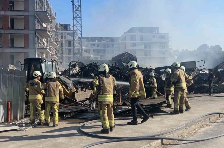 Tuzla’da 2 katlı işçi konteynerleri alevlere teslim oldu 