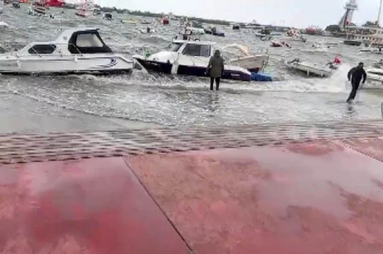 Tuzla’da fırtına alarmı: Deniz sahil yoluna taştı, tekneler zor anlar yaşadı 