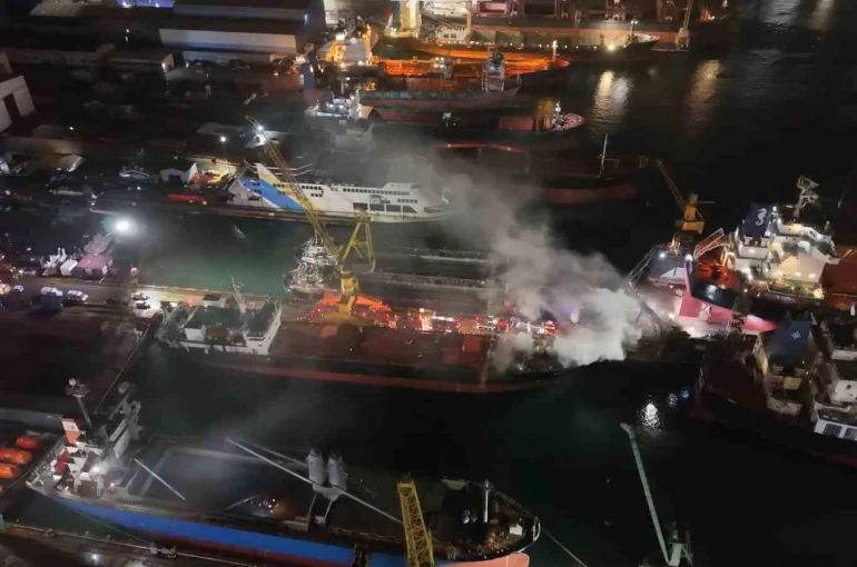 Tuzla’da kuru yük gemisinde yangın: Çok sayıda ekip sevk edildi 