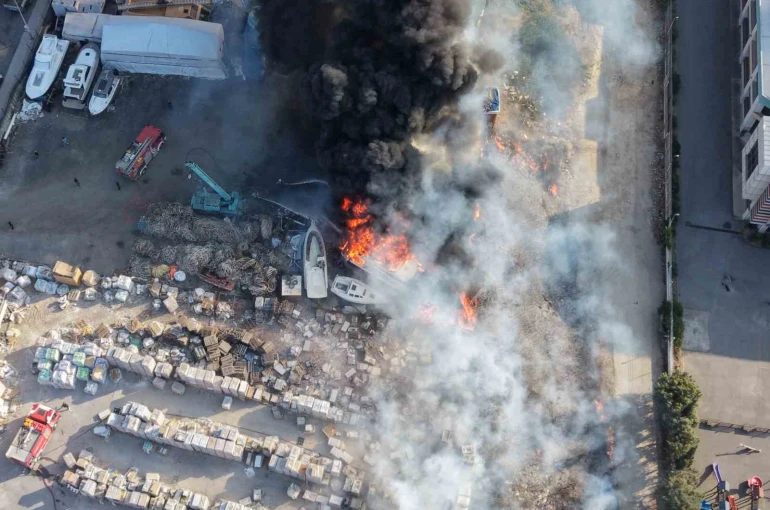 Tuzla’da otluk alanda çıkan yangın teknelere sıçradı: Alevler dron ile görüntülendi