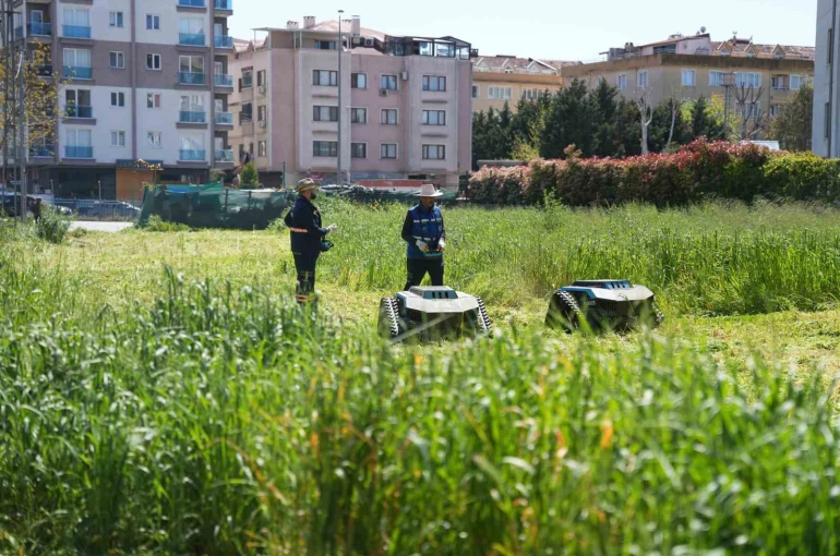 Tuzla’da robotlu çim biçme dönemi başladı 