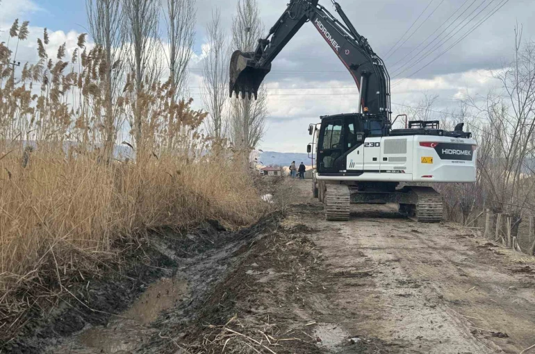 Tuzluca’da 10 kilometrelik sulama hattı temizleniyor 