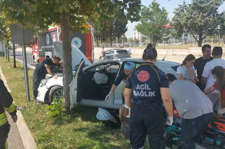 U dönüşü yapan otomobil kaldırıma çıktı: 1 yaralı 