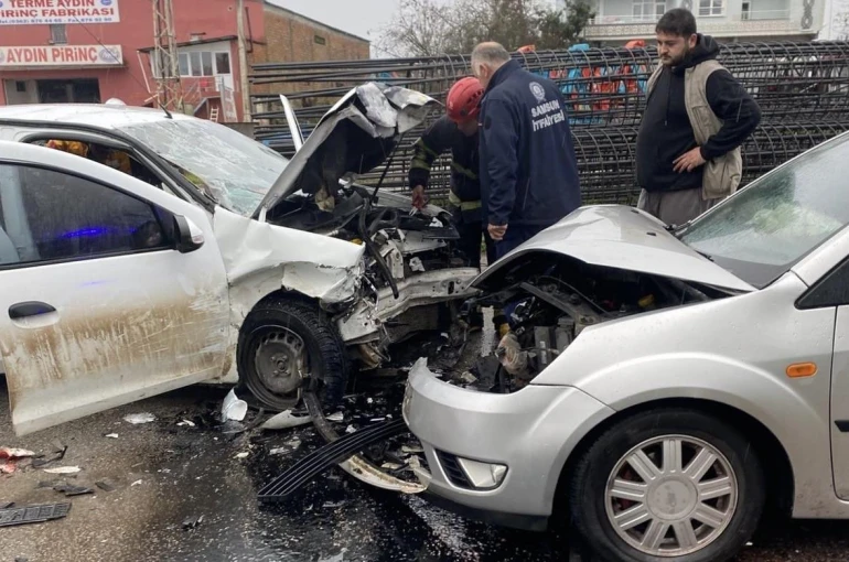 Üç aracın karıştığı kazada 6 yaralı