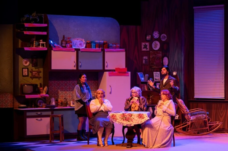 "Üç Jokerli Konken" Adana’da kapalı gişe sahnelendi 