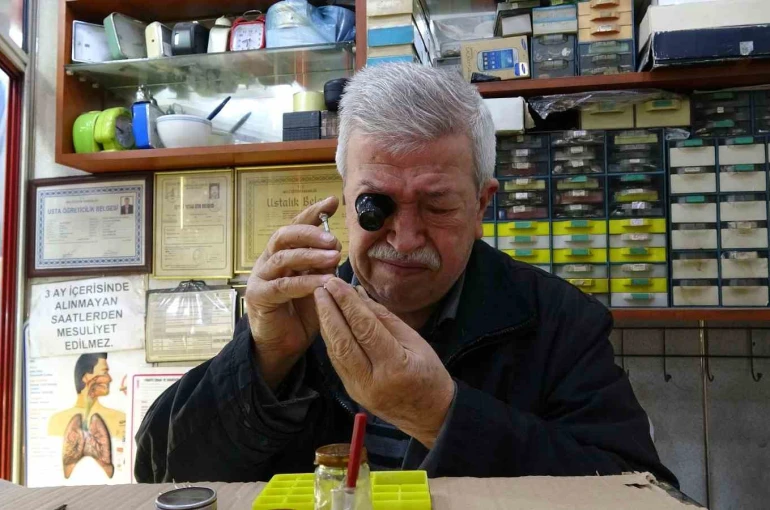 Üç metrekarelik dükkanda 60 yıldır zamana ince ayar veriyor 