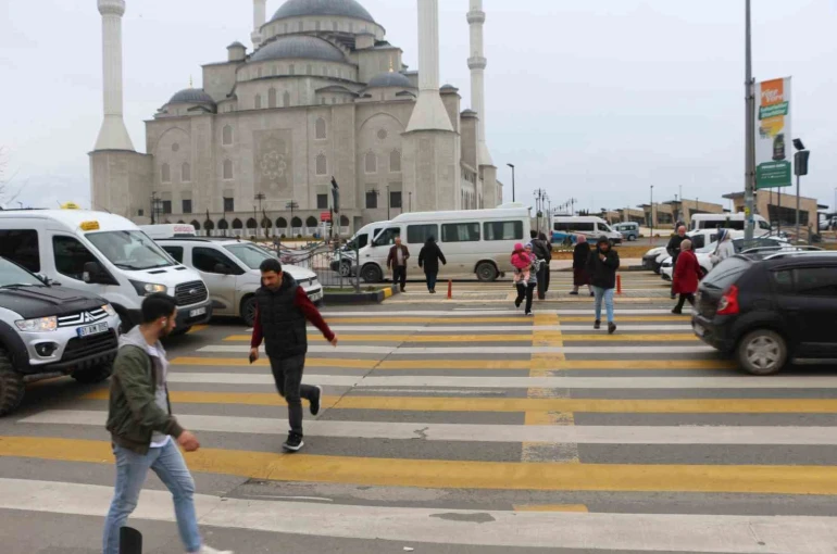 Üç şeritli yolda tehlikeli yaya geçidi korkutuyor