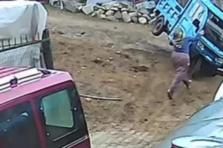 Üç tekerlekli motosiklet dengesi kaybolunca devrildi: Kaza anı kamerada 