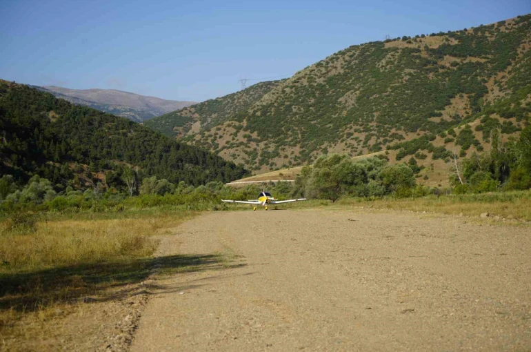 Uçağı ile geldiği köyünden yine uçağı ile ayrıldı 