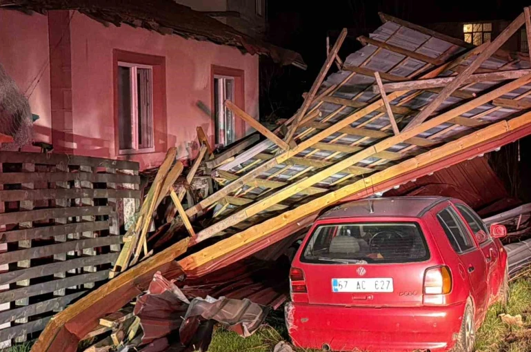 Uçan çatı, ev, karavan ve otomobilde hasara yol açtı