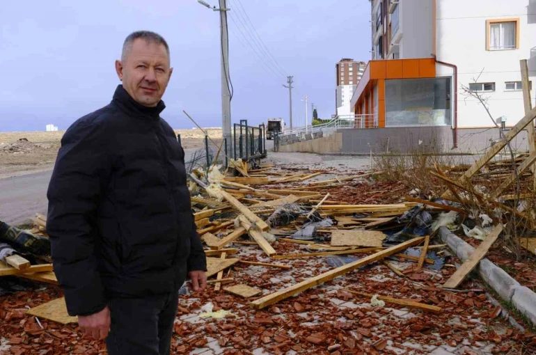 Uçan çatının altında kalmaktan saniyelerle kurtuldu