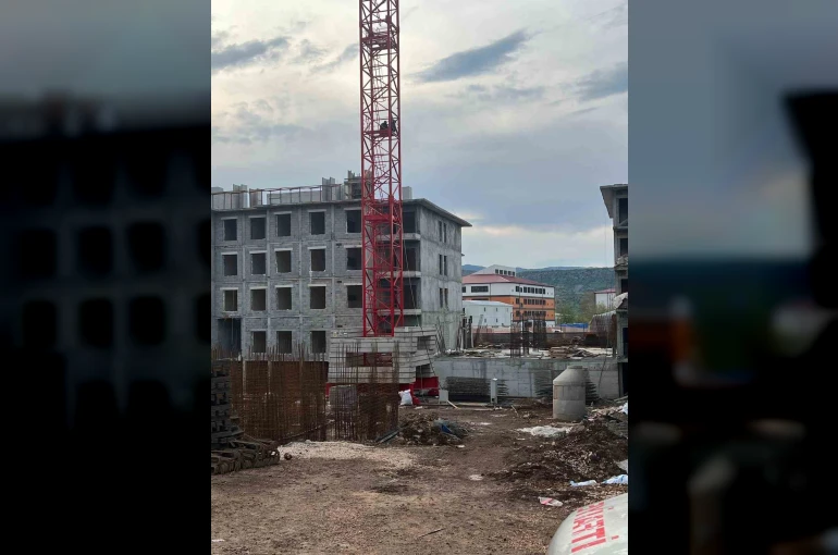 Ücretlerini alamadıklarını iddia eden işçiler kule vince çıktı 