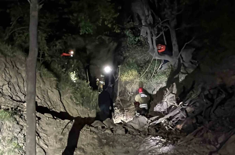 Uçuruma yuvarlanan 3 kişi operasyonla kurtarıldı 