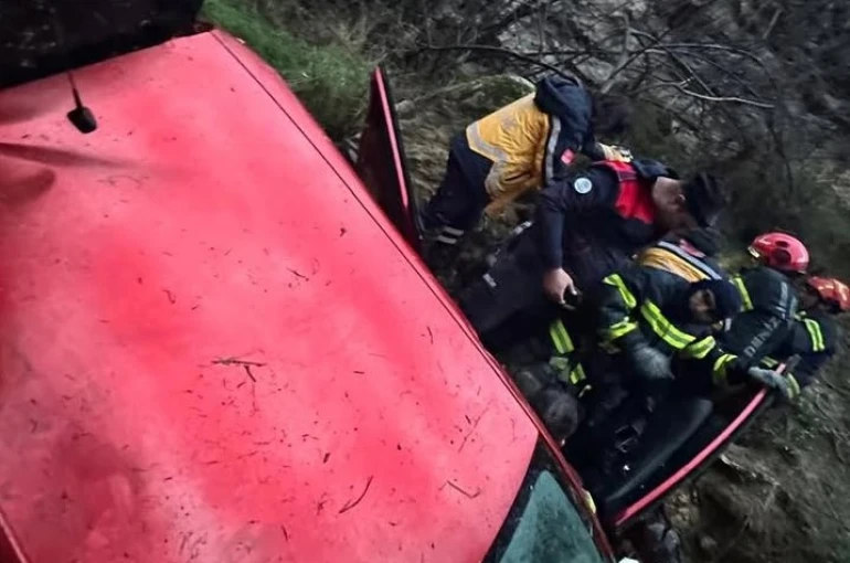 Uçuruma yuvarlanan araçta bulunan 2’si çocuk 5 kişi yaralandı 