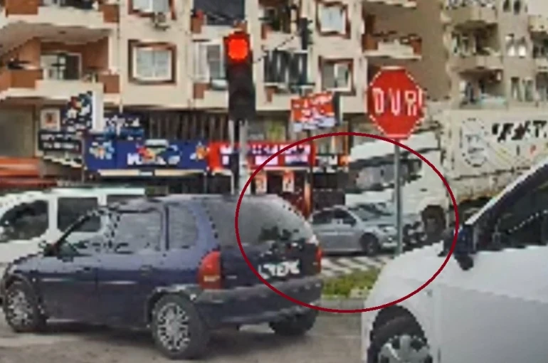 Ucuz atlatılan kaza anı kameraya yansıdı 
