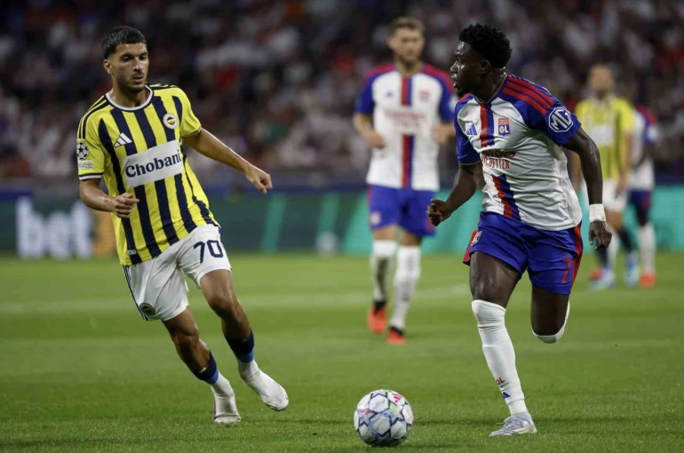UEFA Şampiyonlar Ligi: Lyon: 0 - Fenerbahçe: 2 (İlk yarı) 