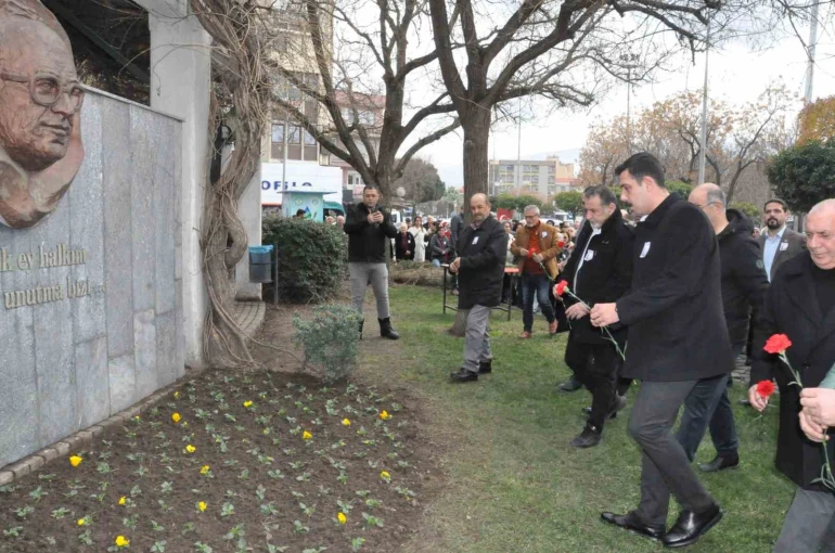 Uğur Mumcu, Salihli’de karanfillerle anıldı 