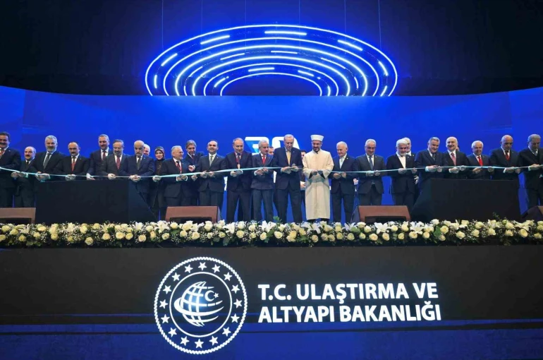 Ulaştırma ve Altyapı Bakanı Uraloğlu: "2002’de 6 bin 101 kilometre olan bölünmüş yol ağımızı bugün 30 bin kilometreye çıkardık" 