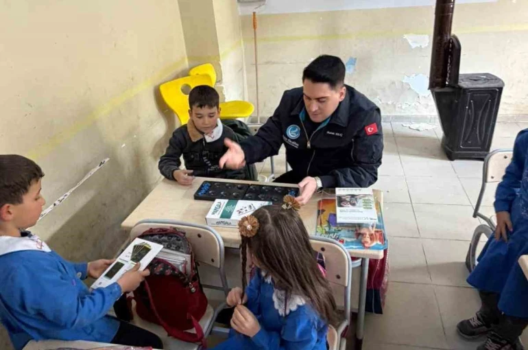 Ülkü Ocakları’ndan Bayındır Kızılkeçili İlkokulu’na eğitim desteği 