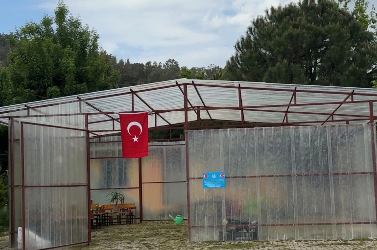 Ülkü Ocakları’ndan özel öğrencilerin okuluna 23 Nisan hediyesi sera 