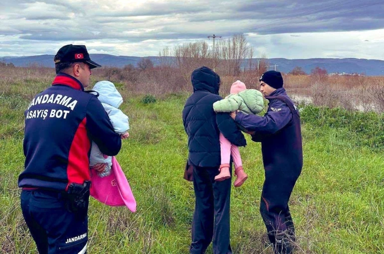 Uluabat Gölü’nde mahsur kalan aileyi jandarma kurtardı 