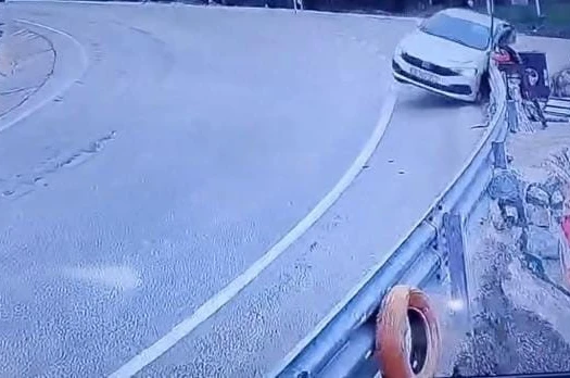 Uludağ yolunda kontrolden çıkan araç bariyerlere çarptı 