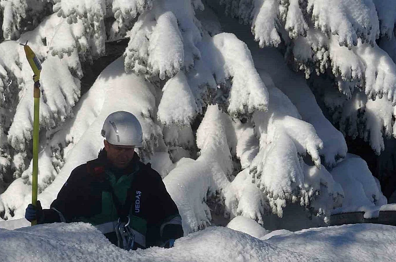 Uludağ’da beline kadar kara gömülen ekiplerin zorlu mesaisi 