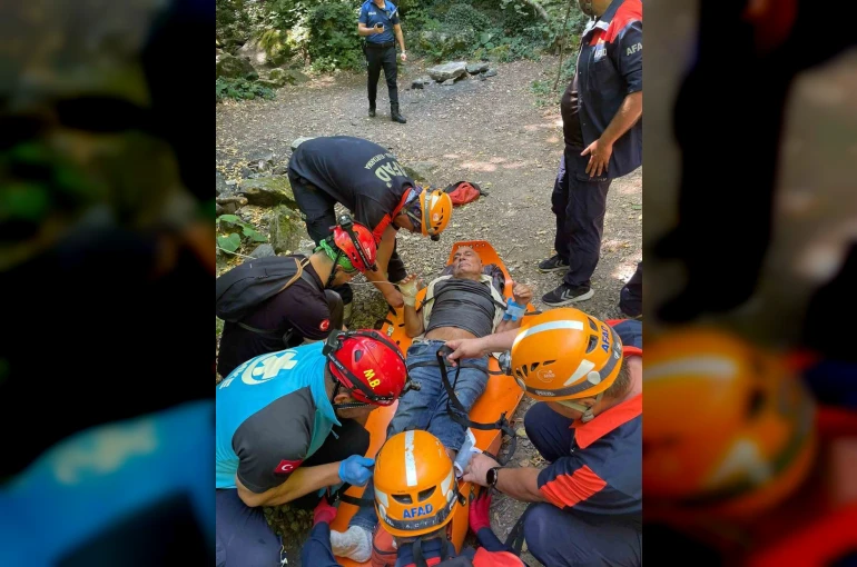 Uludağ’da can pazarı... Ayağı kırılan 75 yaşındaki adam 5 saatlik çalışmayla kurtarıldı