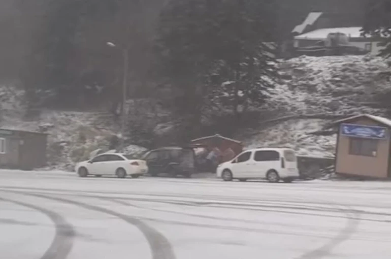 Uludağ’da kar yağışı etkisini gösterdi 