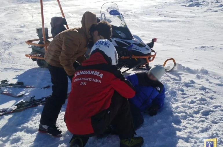 Uludağ’da mahsur kalan vatandaşlara JAK timi müdahale etti 