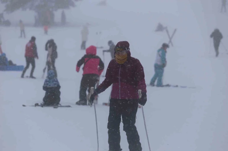 Uludağ’da sömestr tatilinin son günlerinde sis ve soğuğa rağmen yoğunluk sürüyor 