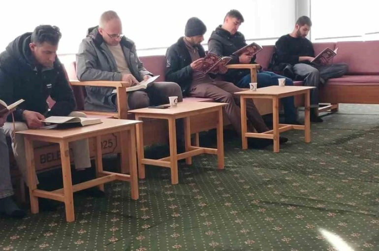 Uluslararası öğrenciler şehitler için hatim okudu 