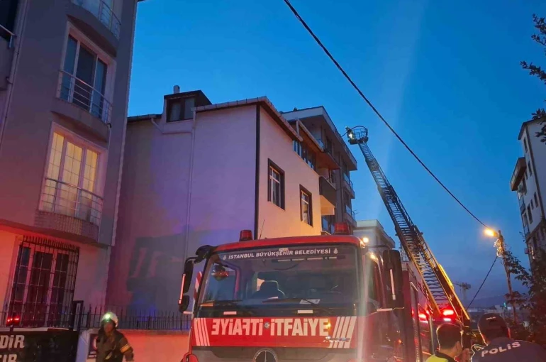 Ümraniye’de 5 katlı binanın çatısında çıkan yangın paniğe neden oldu 