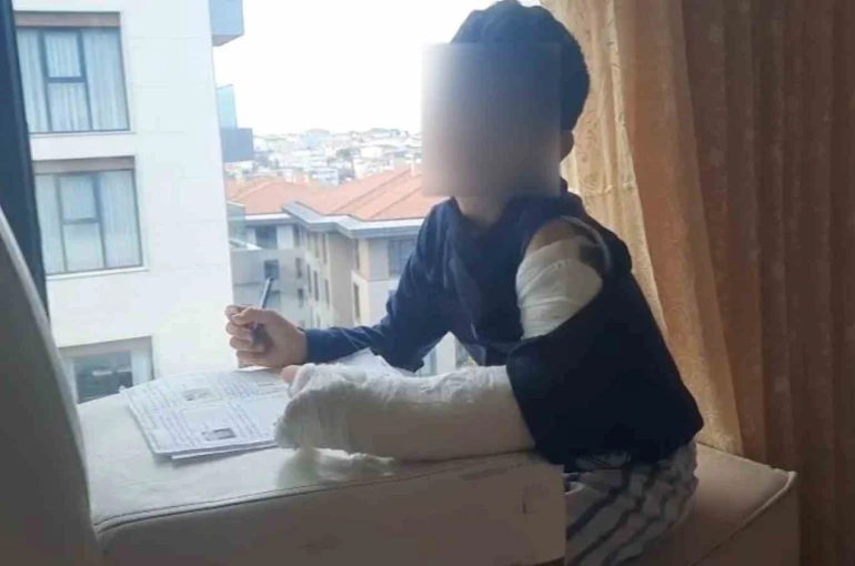 Ümraniye’de akran zorbalığı iddiası: Çelme takılan öğrencinin kolu kırıldı, okul yönetimi ambulans çağırmadı 
