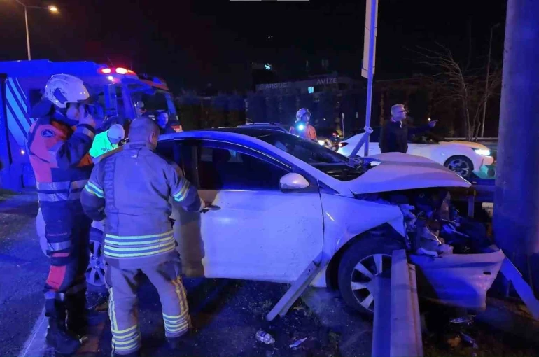 Ümraniye’de alkollü sürücünün kullandığı otomobil bariyerlere saplandı: 2 yaralı 