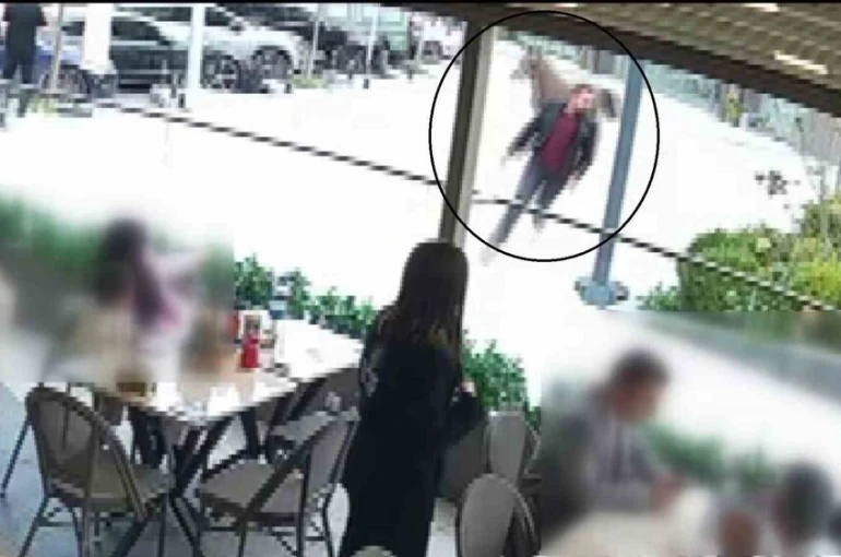 Ümraniye’de garip olay: Başıboş at vatandaşları dakikalarca kovaladı 