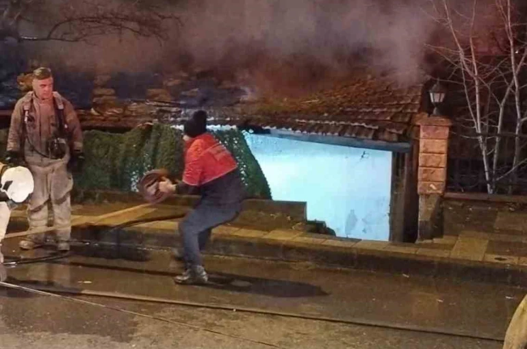 Ümraniye’de korkutan gecekondu yangını 