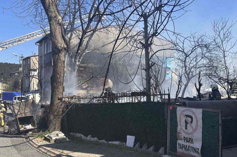 Ümraniye’de korkutan yangın: Hurdalık alan kullanılamaz hale geldi 