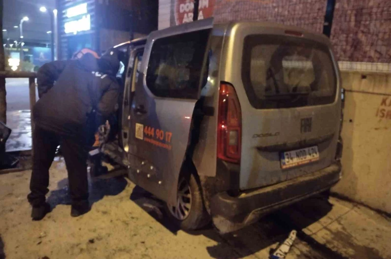 Ümraniye’de trafik kazası: 2’si ağır 3 yaralı