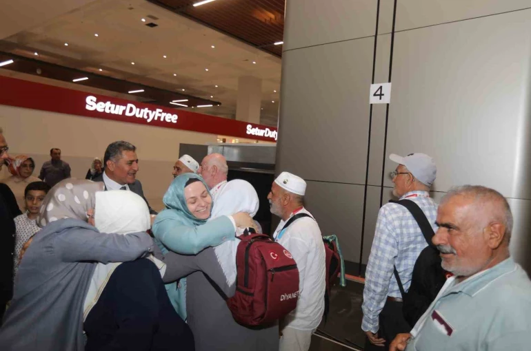 Umrelerini tamamlayan 300 kişilik ilk kafile yurda döndü 