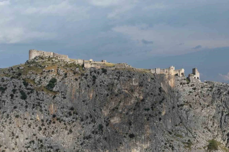 UNESCO listesindeki Anavarza Antik Kenti ziyaretçilerini ağırlıyor