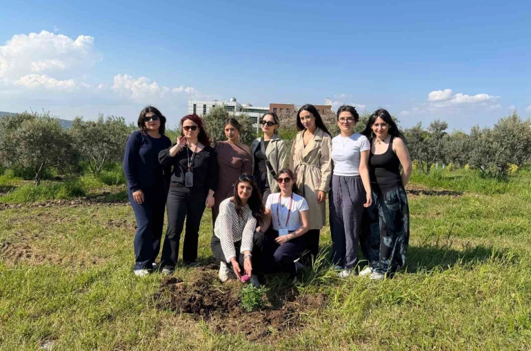 Üniversite öğrencileri acıları toprağa, umutları fidanlara emanet etti 