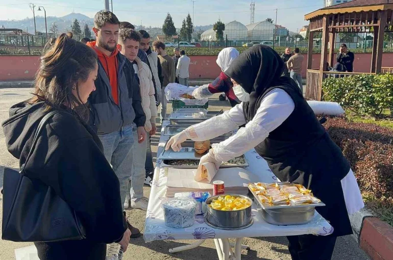 Üniversite öğrencileri hamsi festivaliyle moral depoladı 