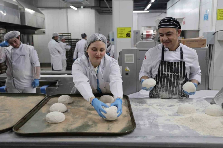 Üniversite öğrencileri kendi elleriyle yaptıkları pideleri iftar çadırında dağıttı 